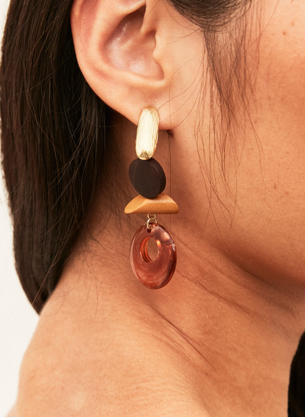 Pendientes oro colgantes madera y pasta