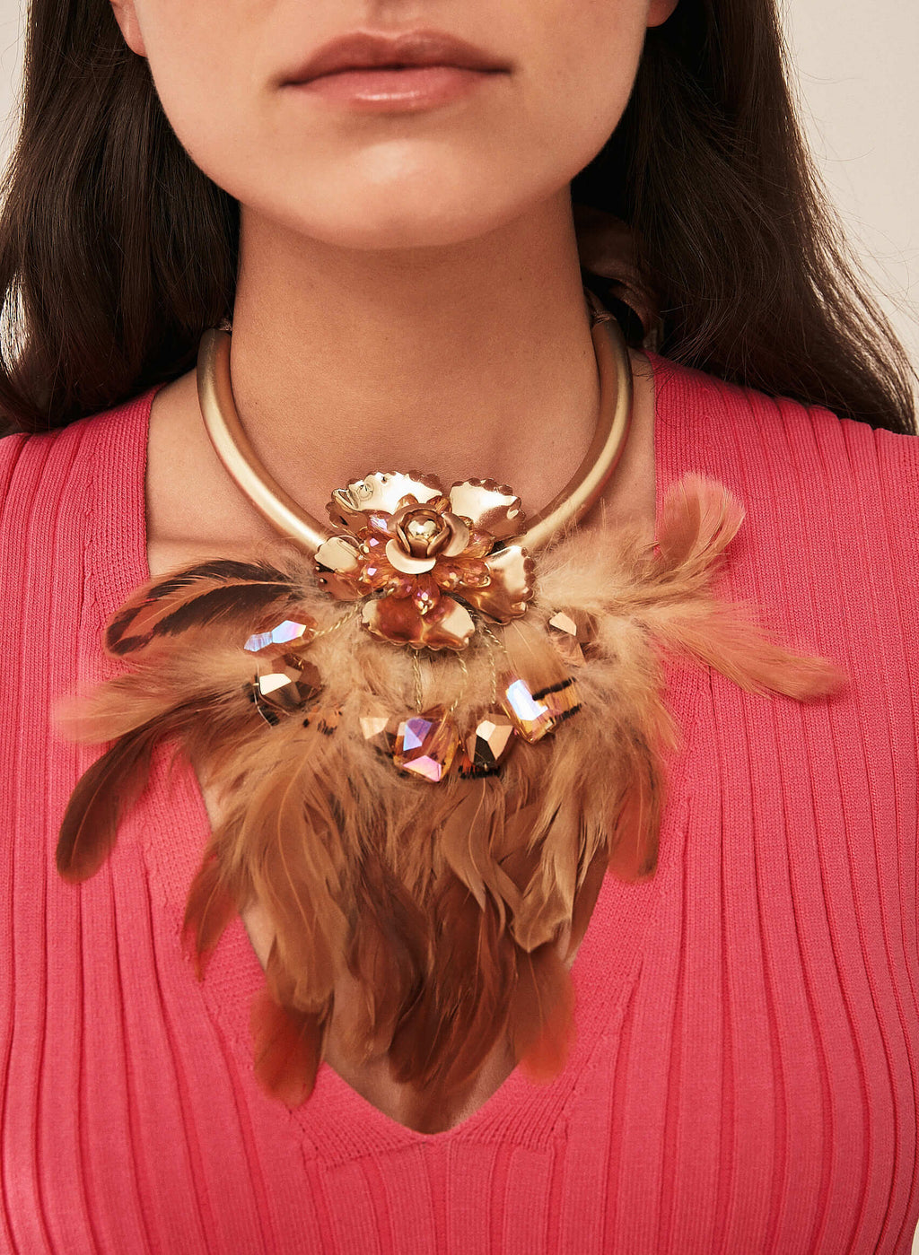 Collar plumas dorado