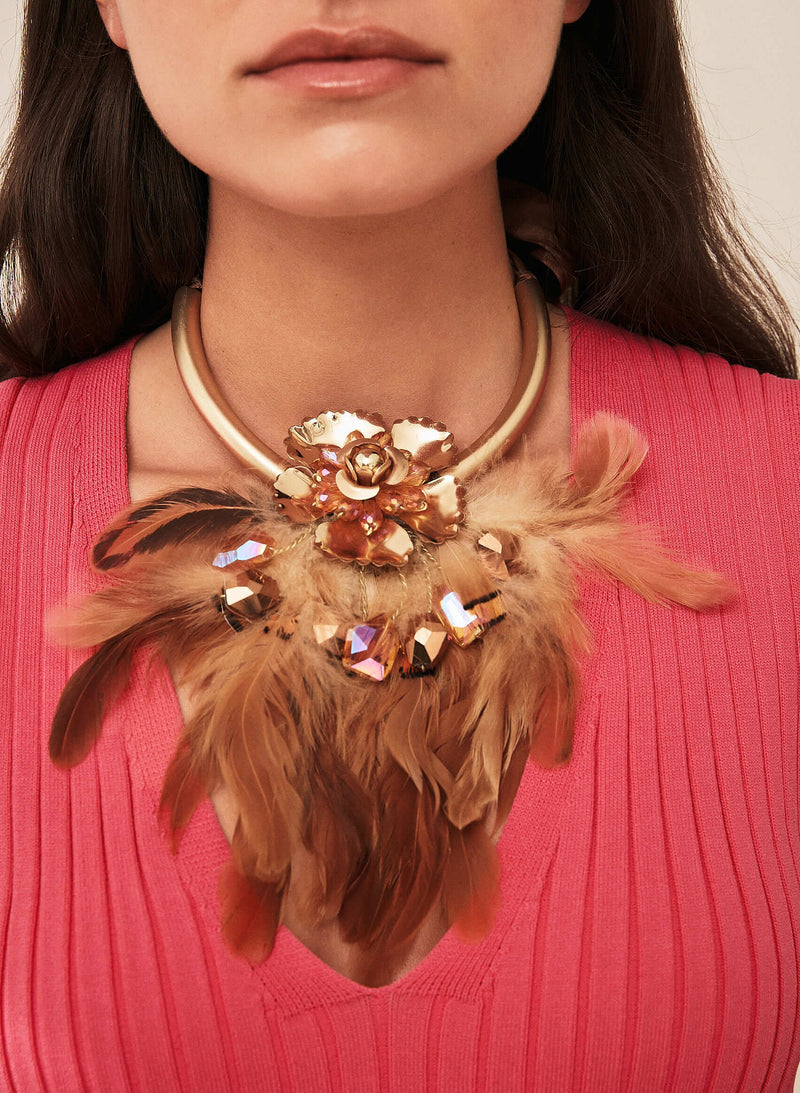 Collar plumas dorado