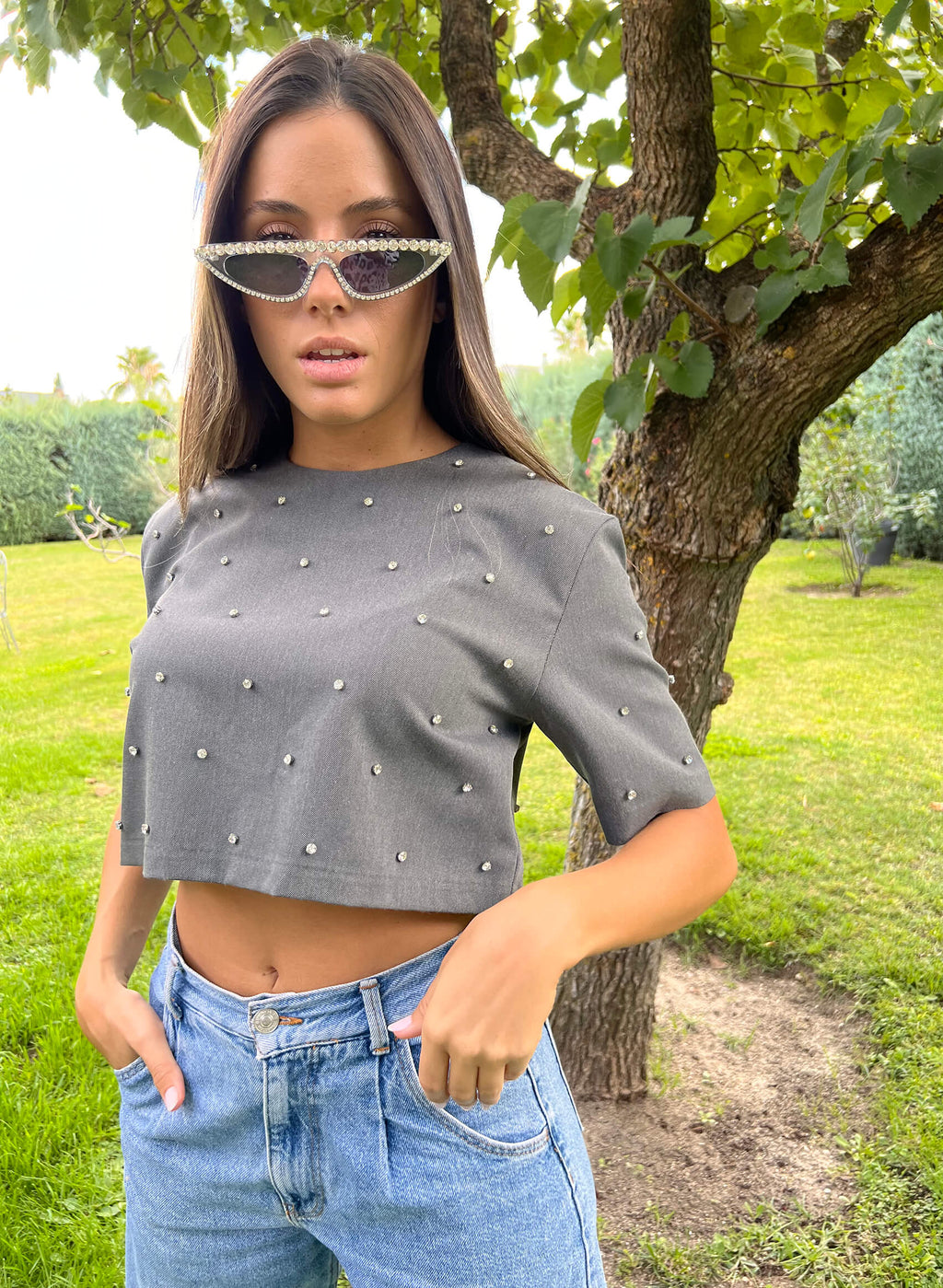 Top cropped gris piedras