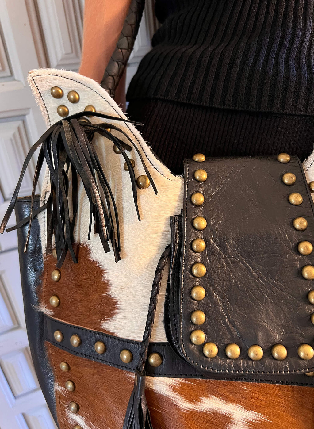 Bolso piel de pelo con tachuelas
