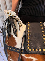 Bolso piel de pelo con tachuelas