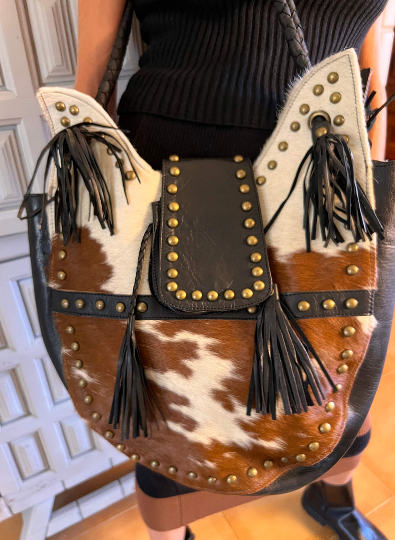 Bolso piel de pelo con tachuelas