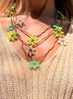 Collar vueltas flores