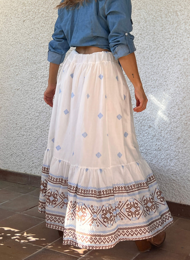 Falda larga bordada