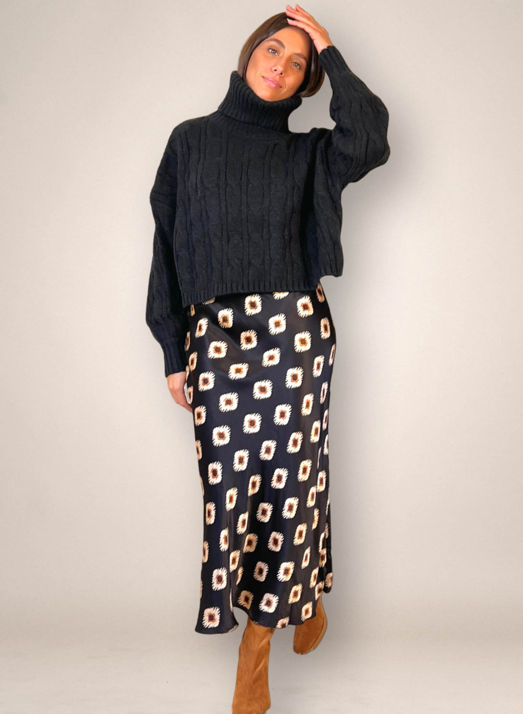 Falda raso negra estampado geométrico