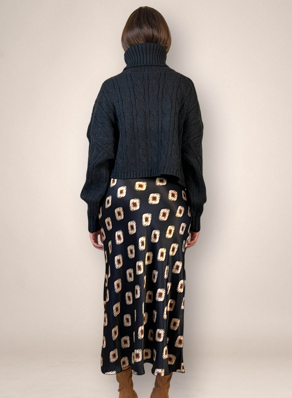 Falda raso negra estampado geométrico