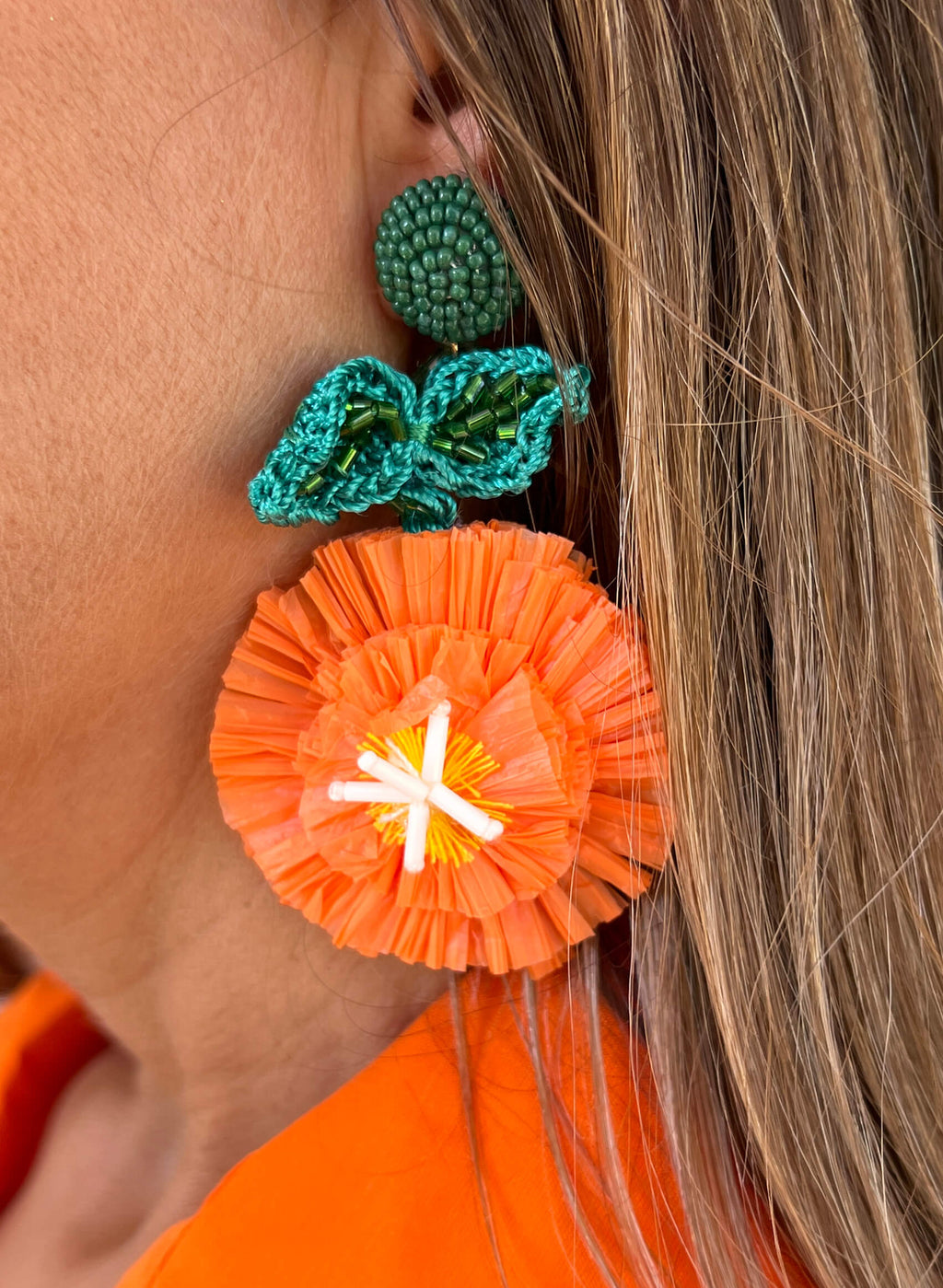 Pendientes hojas bordadas