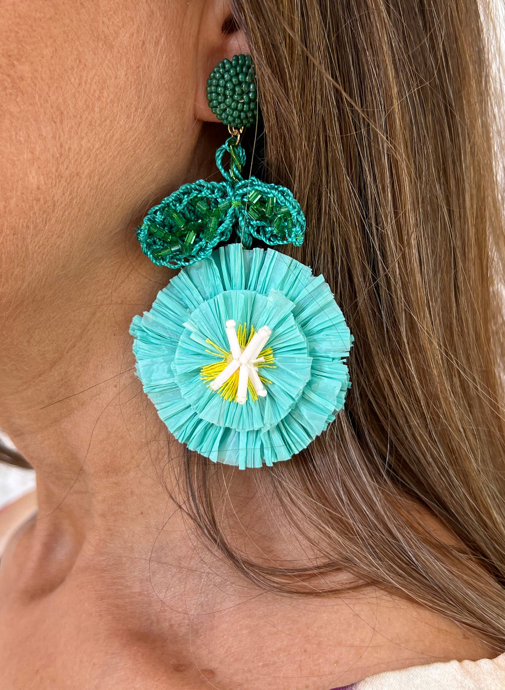 Pendientes hojas bordadas