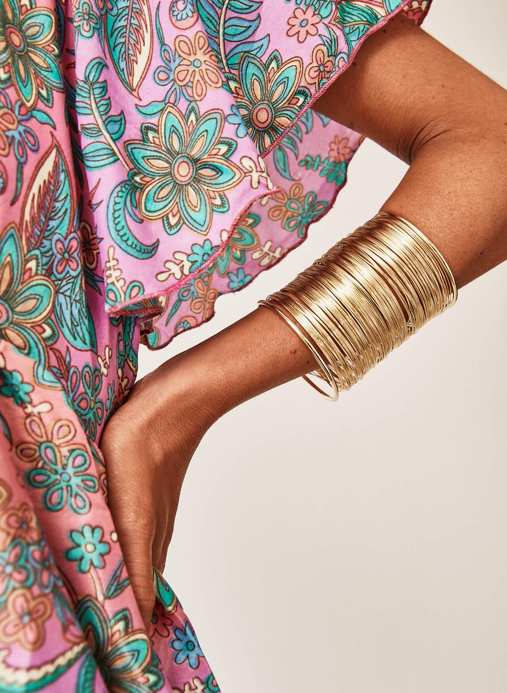 Brazalete acero hilos dorados